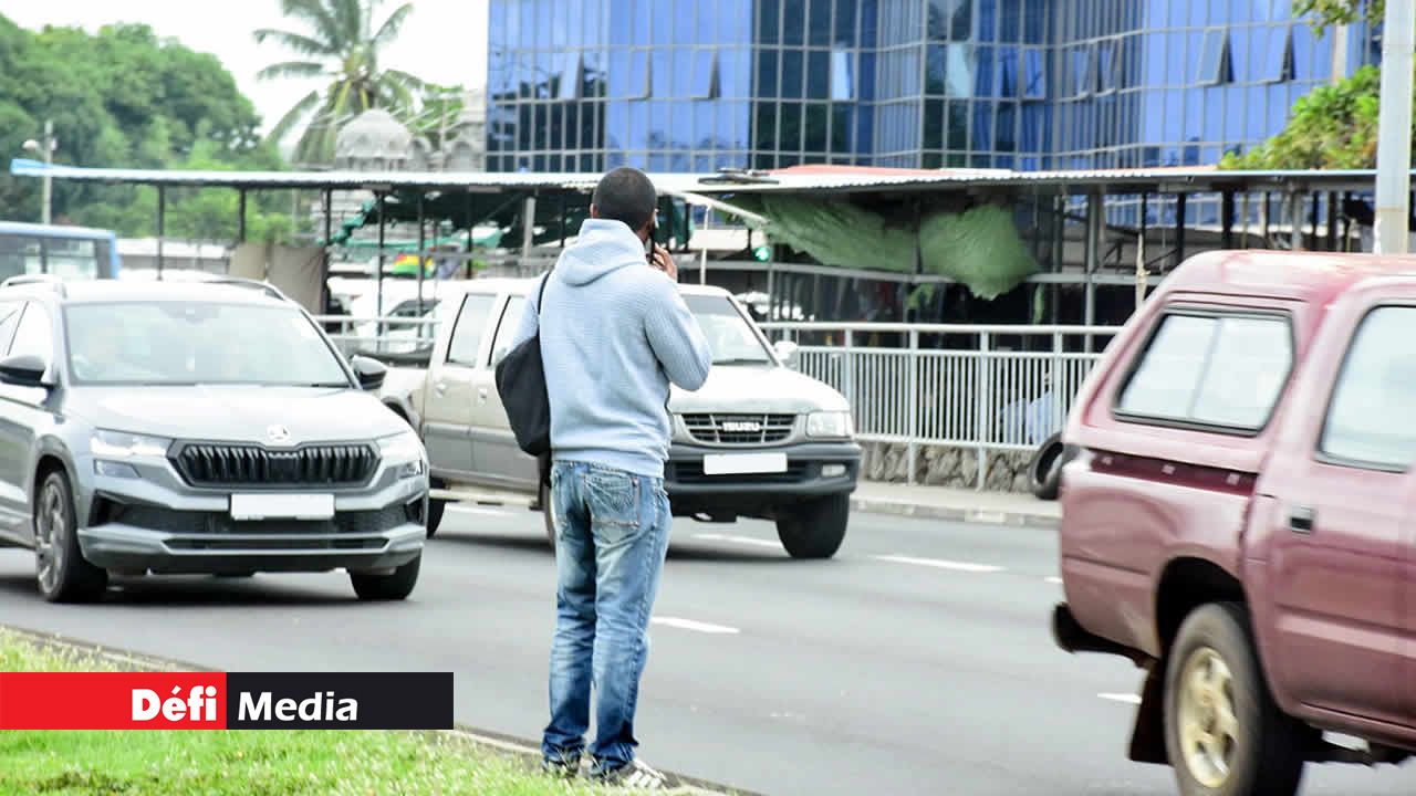 Le téléphone portable peut s’avérer dangereux pour les usagers de la route, car le moindre instant d’inattention peut avoir de graves conséquences.
