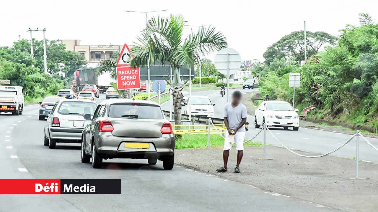 Malgré la circulation, certaines personnes prennent le risque de traverser sur l’autoroute.