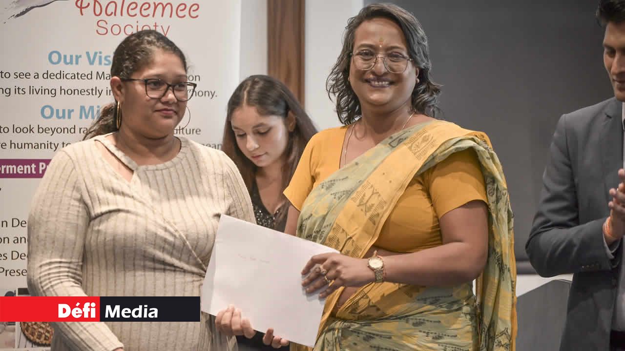Marie Elodie Jowoheer reçoit son certificat des mains de la ministre Naveena Ramyead.