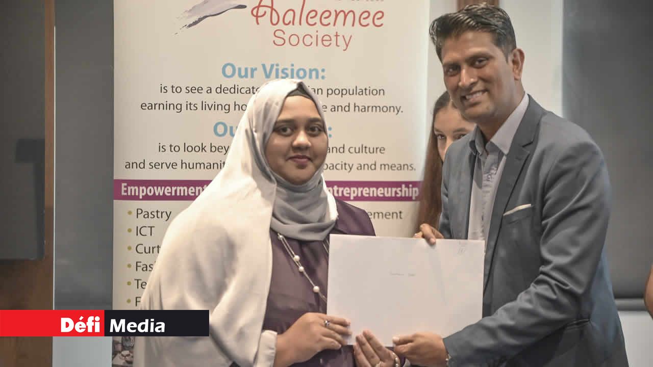 Farahana Cader aux côtés du PPS Kenny Dhunoo.