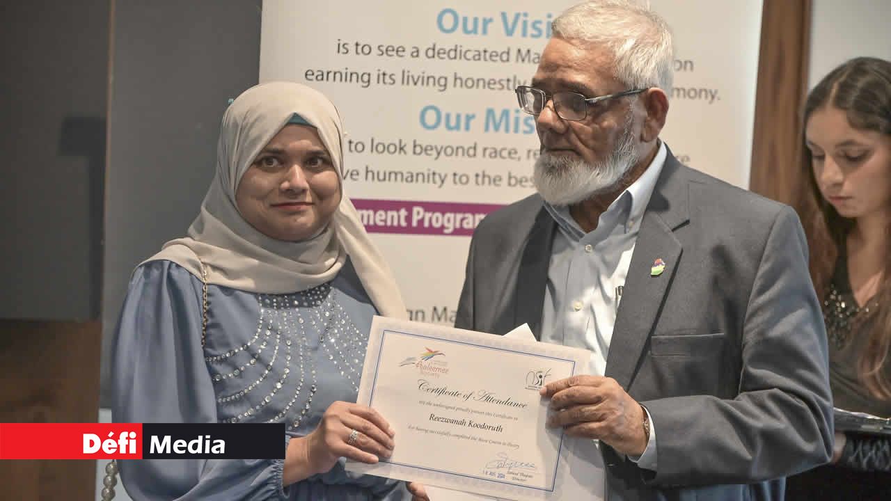 Le directeur de l’Aaleemee Society, Saheed Thupsee remettant à Reezwanah Koodoruth son certificat.