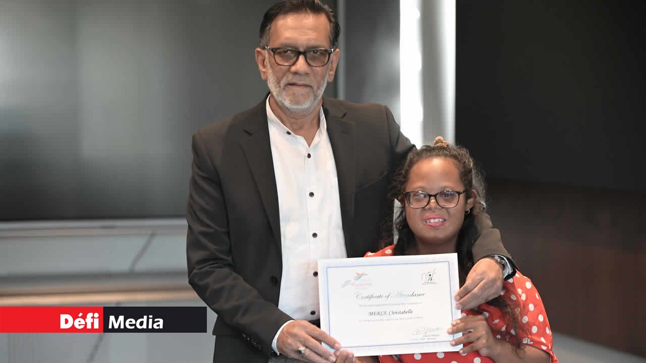 Christabelle Merle pose fièrement avec Ali Jookhun, de l’association Down Syndrome Mauritius.