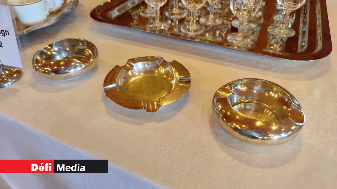 Trois cendriers en argent, vestiges de l’ère de la Reine Elizabeth II, ont été utilisés jusqu’en 1992, date marquant le passage à la République. Les symboles royaux ont alors laissé place aux nouvelles armoiries.