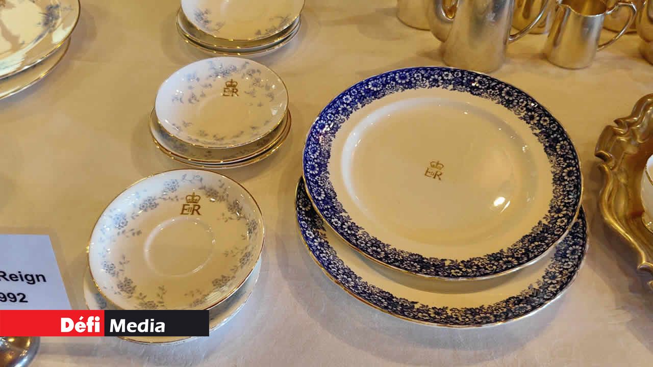 Des pièces de réception en cristal et en porcelaine aux armes de la Reine Elizabeth II ont été utilisées jusqu’à la proclamation de la République en 1992.