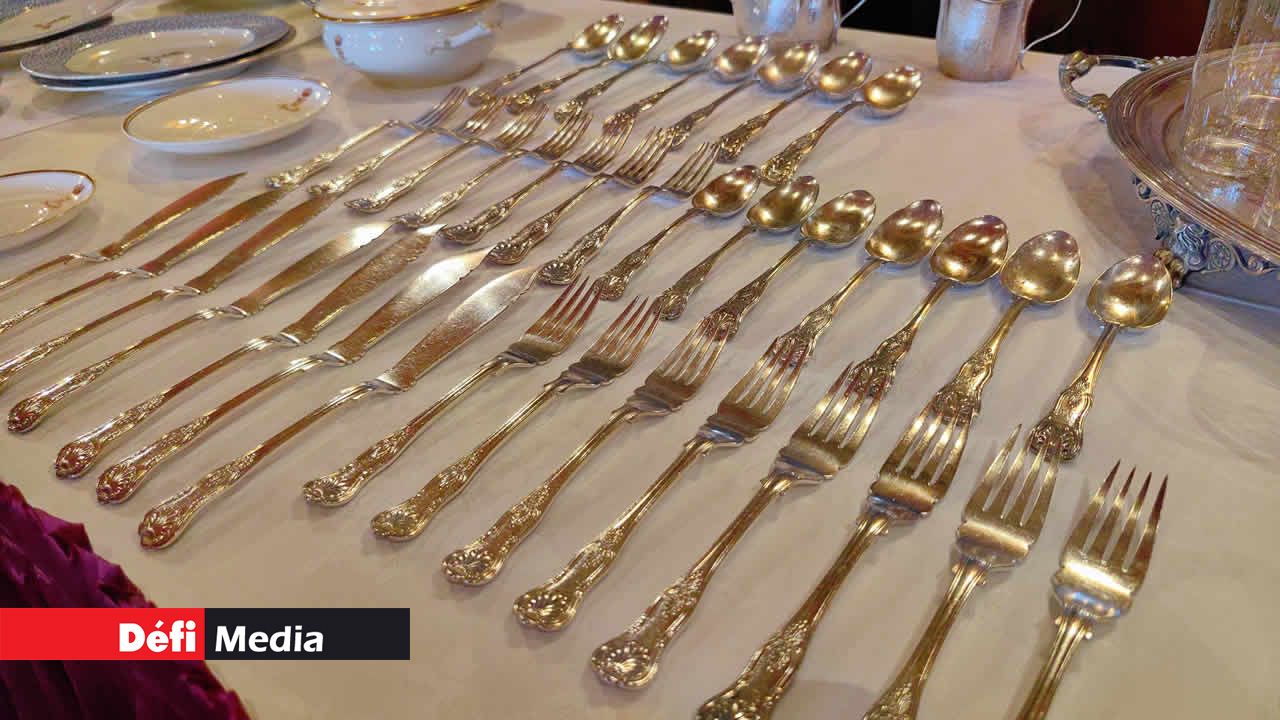 Un ensemble en argent massif – théières, cafetières, sucrier, crémier – gravé des armoiries d’Elizabeth II (E II R), utilisés lors des banquets d’État jusqu’aux années 1990.