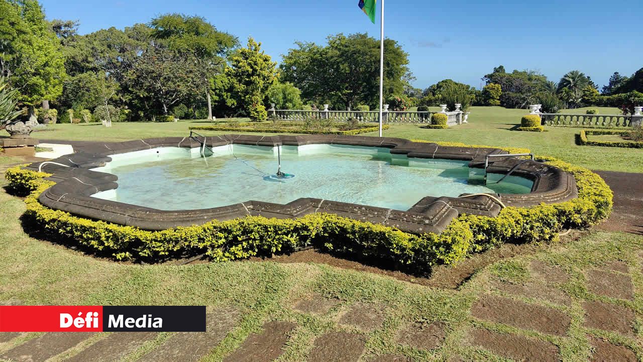 Derrière le château, un bassin orné d’un jet majestueux rehausse l’élégance du jardin, ajoutant une note poétique à l’ensemble du domaine.