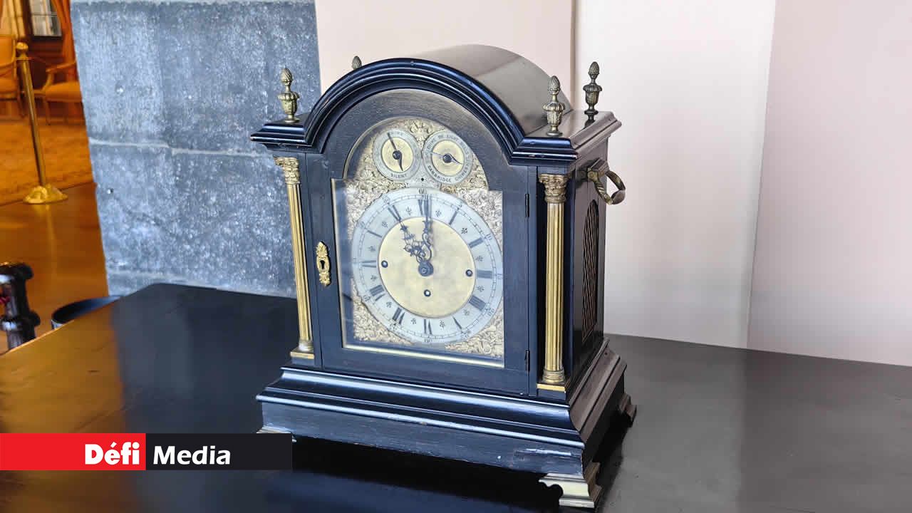 Une horloge coloniale trône parmi les pièces rares présentées au public à l’intérieur du château.