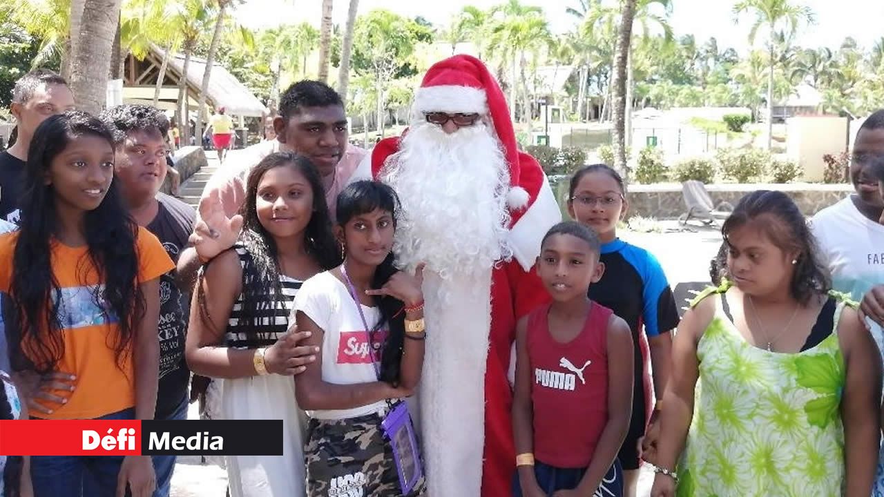 Les enfants immortalisent le moment aux côtés du Père Noël.