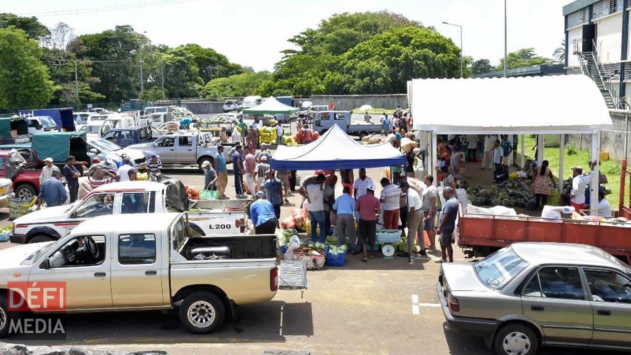 La vente de légumes se fait en plein soleil, en sus de la chaleur insupportable. Vente à l’encan à Flacq