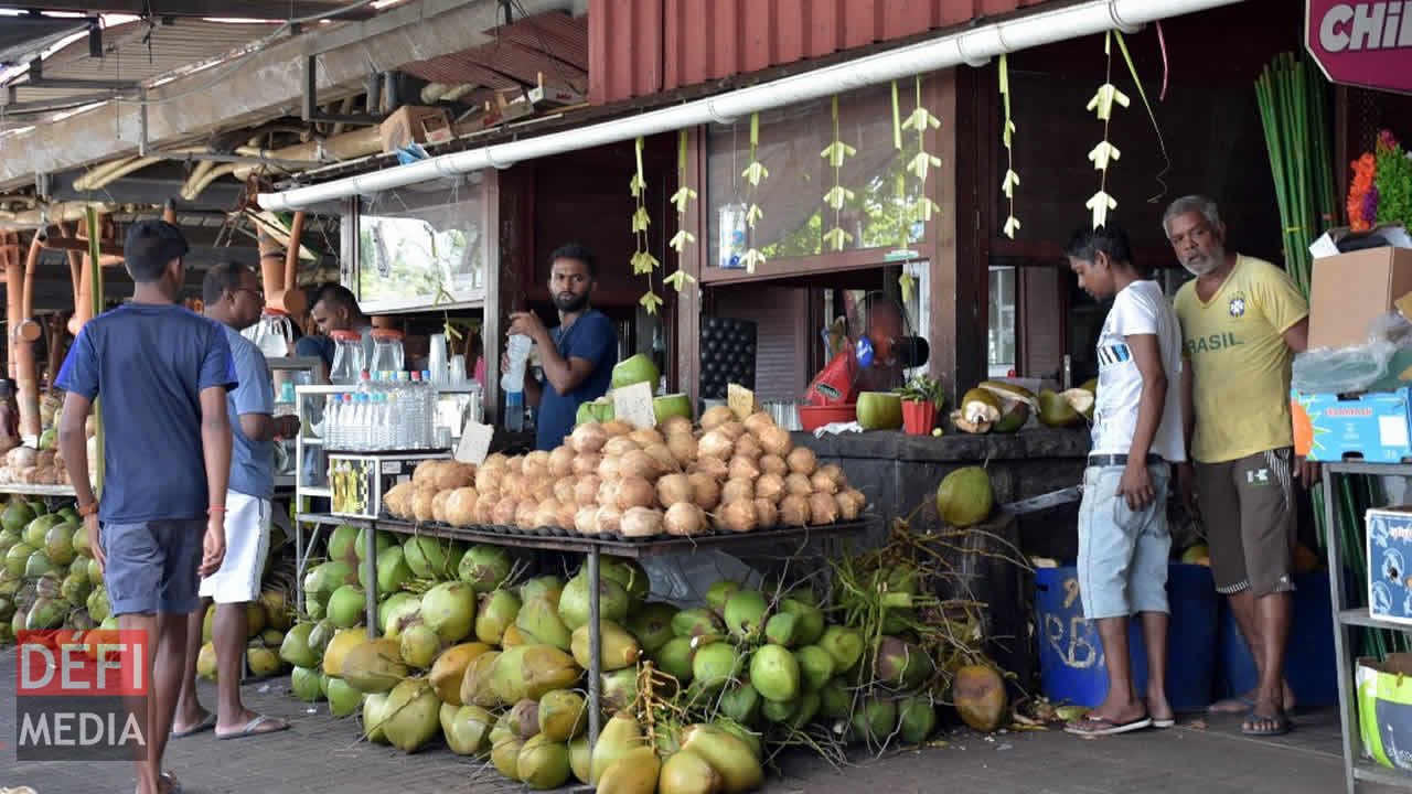 Le marchand de coco au marché de Flacq Vente à l’encan à Flacq