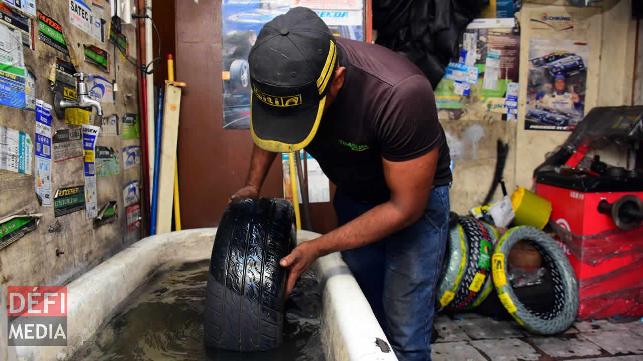 On cherche la fuite dans l’eau d’une vieille baignoire. kol fit