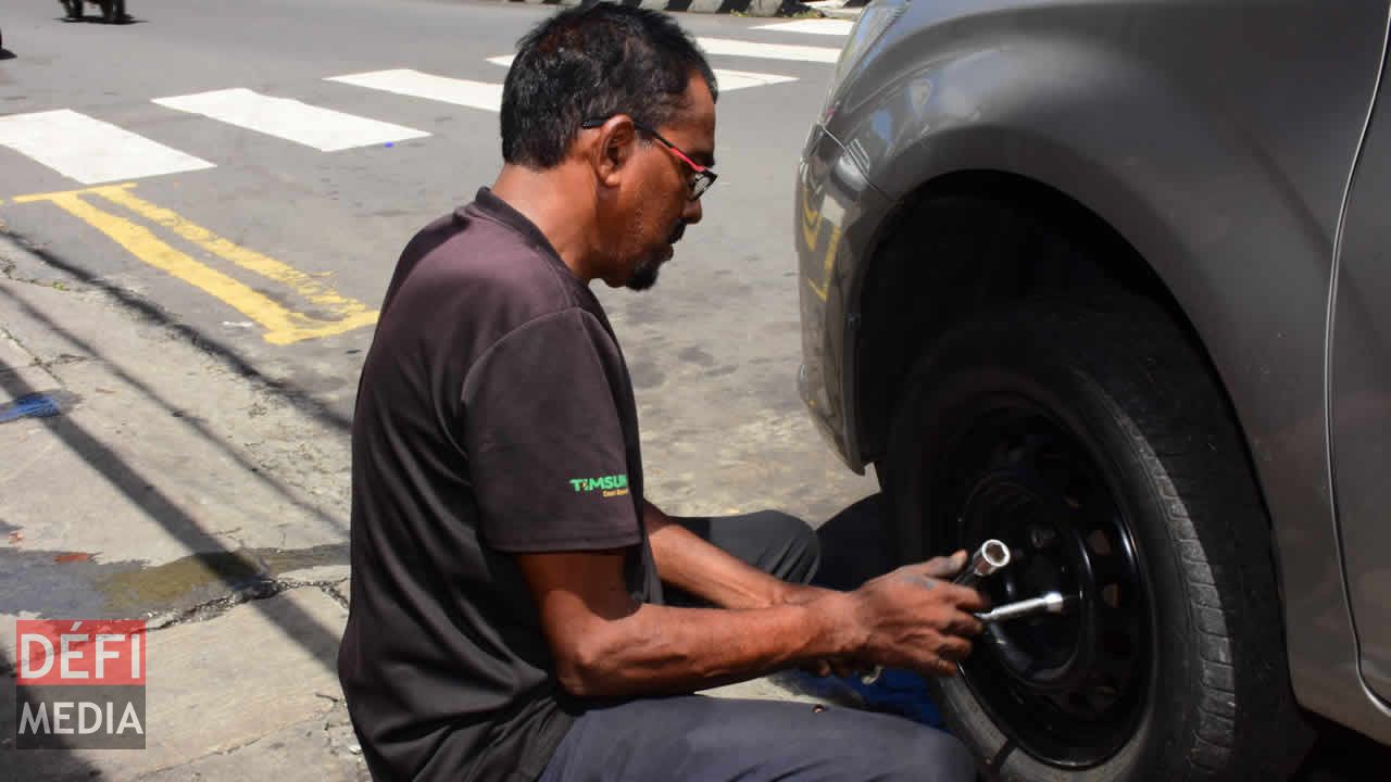 Il faut d’abord desserrer les écrous. kol fit