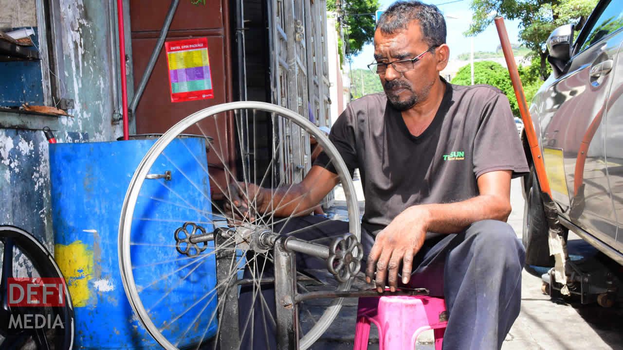 Ré-équilibrage d’une roue de bicyclette. kol fit