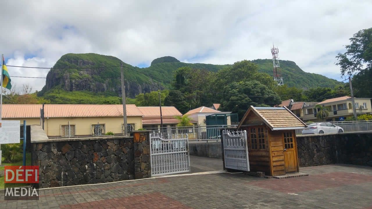 L’entrée du musée. Au fond, l’imposante Montagne du Lion. Le musée Frederik Hendrik