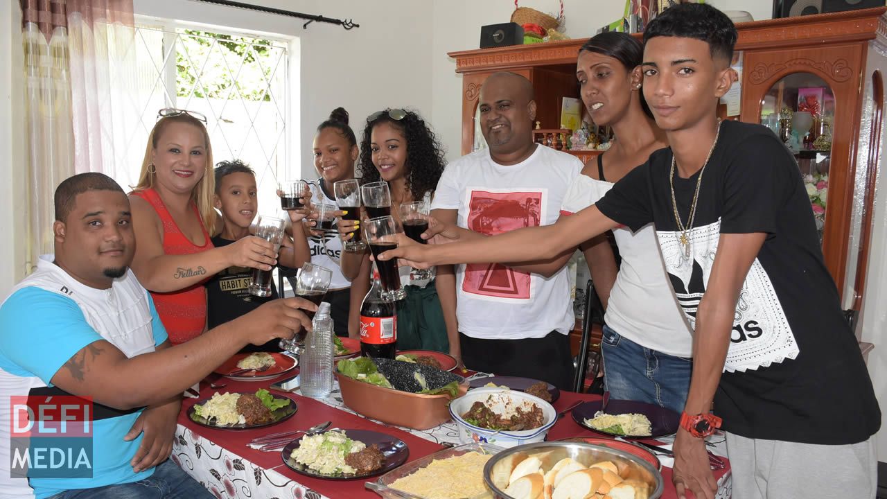 Les membres de la famille Joseph prennent la santé : une autre année de bonheur dans la foi. Les membres de la famille Joseph prennent la santé : une autre année de bonheur dans la foi.