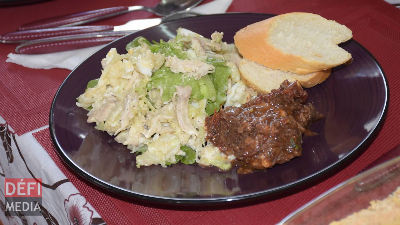 ... salade mixte au poulet, gratin de chouchou et du pain pour accompagner le tout. ... salade mixte au poulet, gratin de chouchou et du pain pour accompagner le tout.