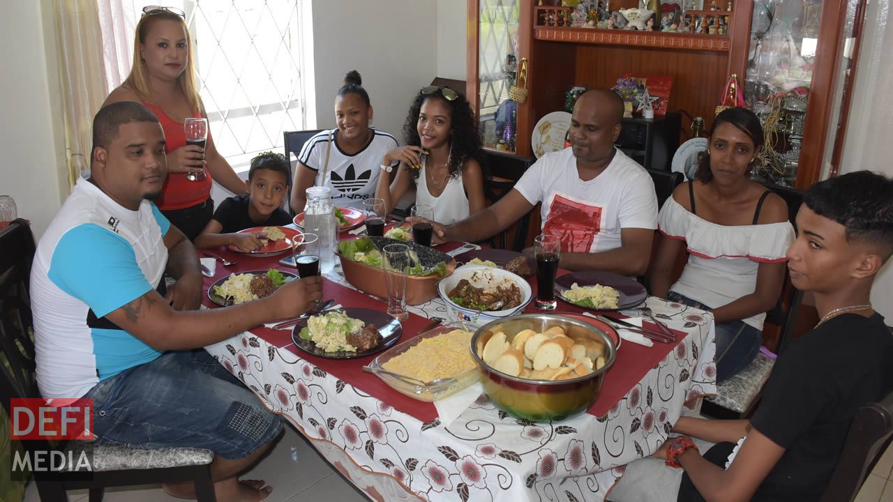 Tous les membres de la famille, grands ou petits réunis pour partager le repas sacré. Tous les membres de la famille, grands ou petits réunis pour partager le repas sacré.