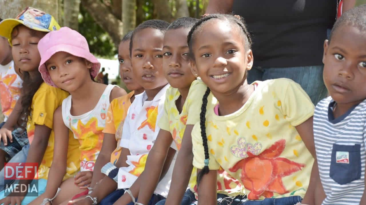 Des enfants de divers quartiers étaient au rendez-vous. Journée mondiale du refus de la misère