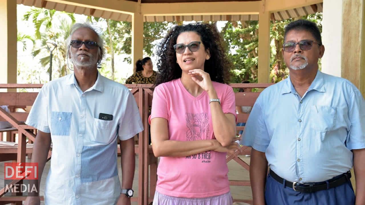 Maroussia Bouvery, du groupe ABAIM, entourée d’Alain Muneean (à g.) et de Shyam Reedha, tous deux de l’association Terre de Paix. Journée mondiale du refus de la misère