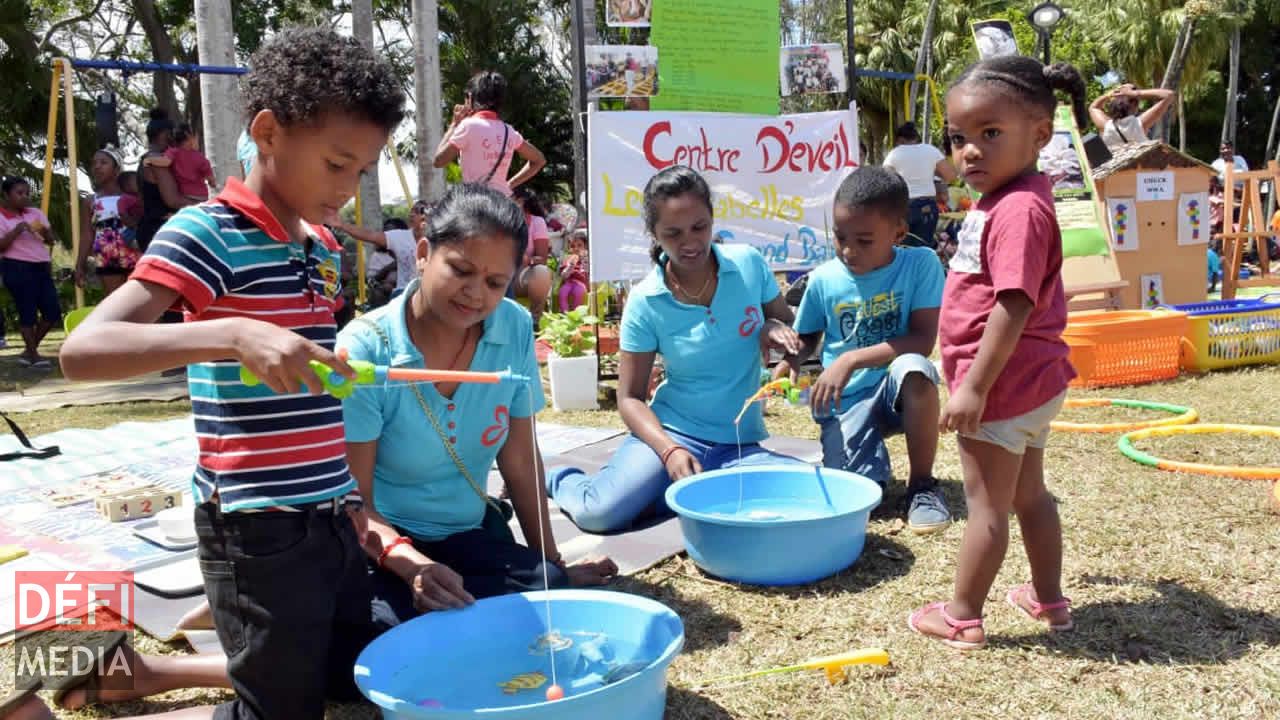 Plusieurs enfants ont été pris au jeu…  avec une bonne partie de pêche. Journée mondiale du refus de la misère