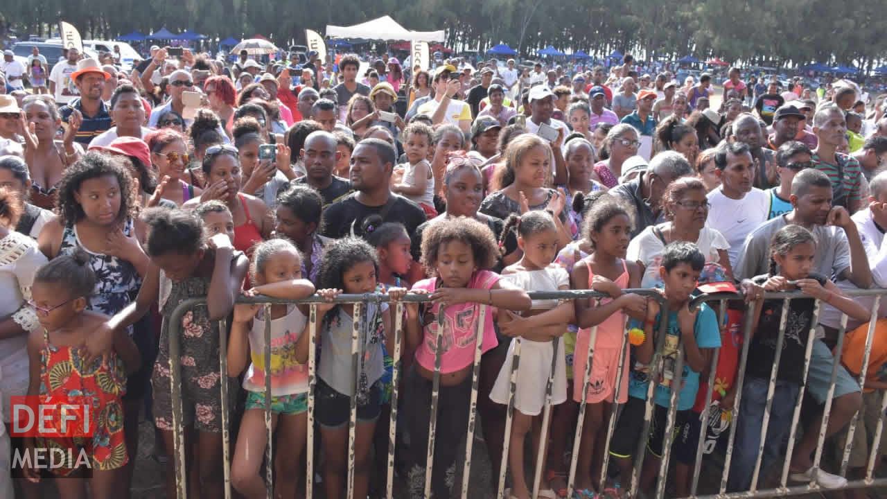 Il y avait foule sur la plage de Mont-Choisy le dimanche 21 octobre. Radio Plus Beach Tour