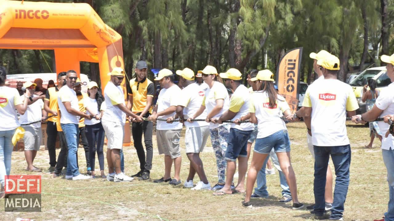 L’équipe de Radio Plus contre l’équipe INGCO et Lipton au Tug of war. Radio Plus Beach Tour
