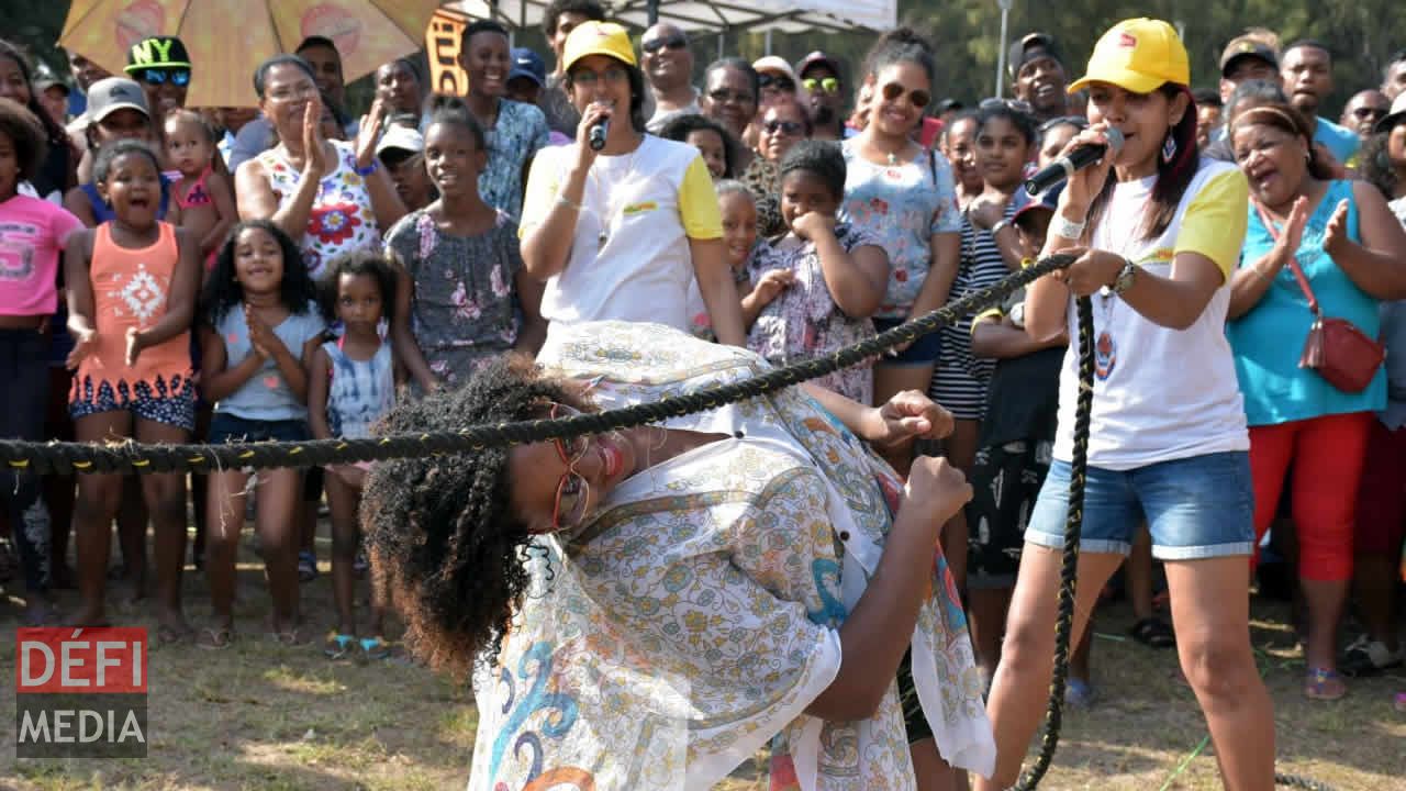 Divers jeux, dont la Limbo Dance, étaient au programme de cette journée. Radio Plus Beach Tour