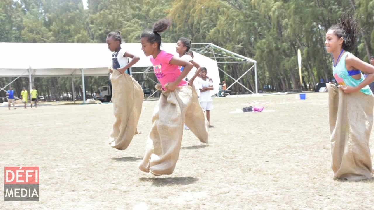 Les filles se défoulent au jeu du Bal Goni. Radio Plus Beach Tour