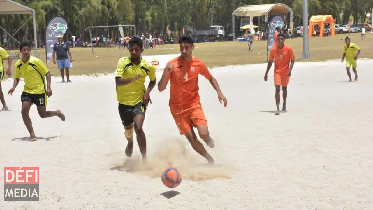 Les équipes de foot Yongdevils SC et Triolet Berlin SC se sont affrontées. Radio Plus Beach Tour