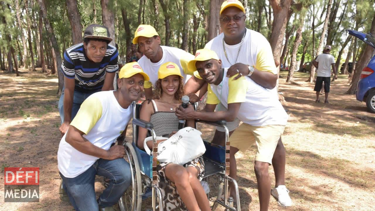 Singuella Raffin et Winsley Bellerose de Trou-aux-Biches en compagnie de l’équipe Gidi Gidi. Radio Plus Beach Tour