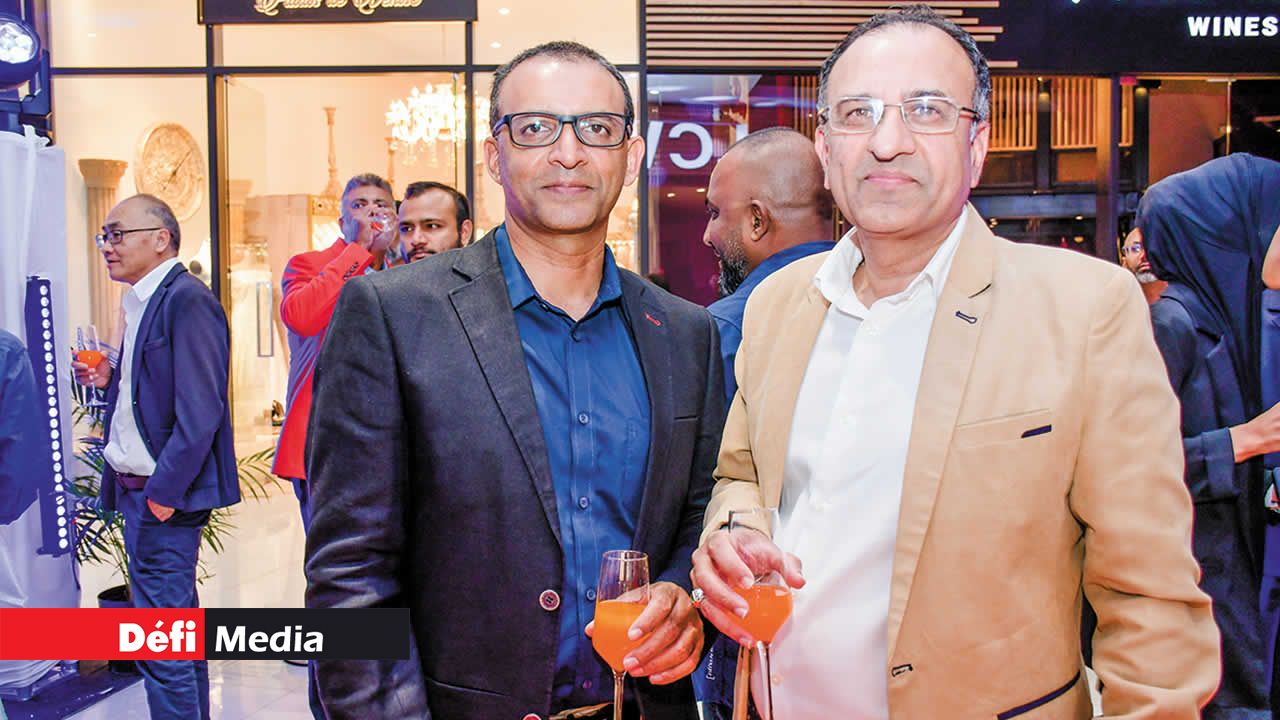 Reage Motaleb, Corporate Sales Manager de lewarehouse ltd ; et Ashfaque Wahedna, Chartered Insurance Broker chez Headlines Insurance Broker & Consultant.