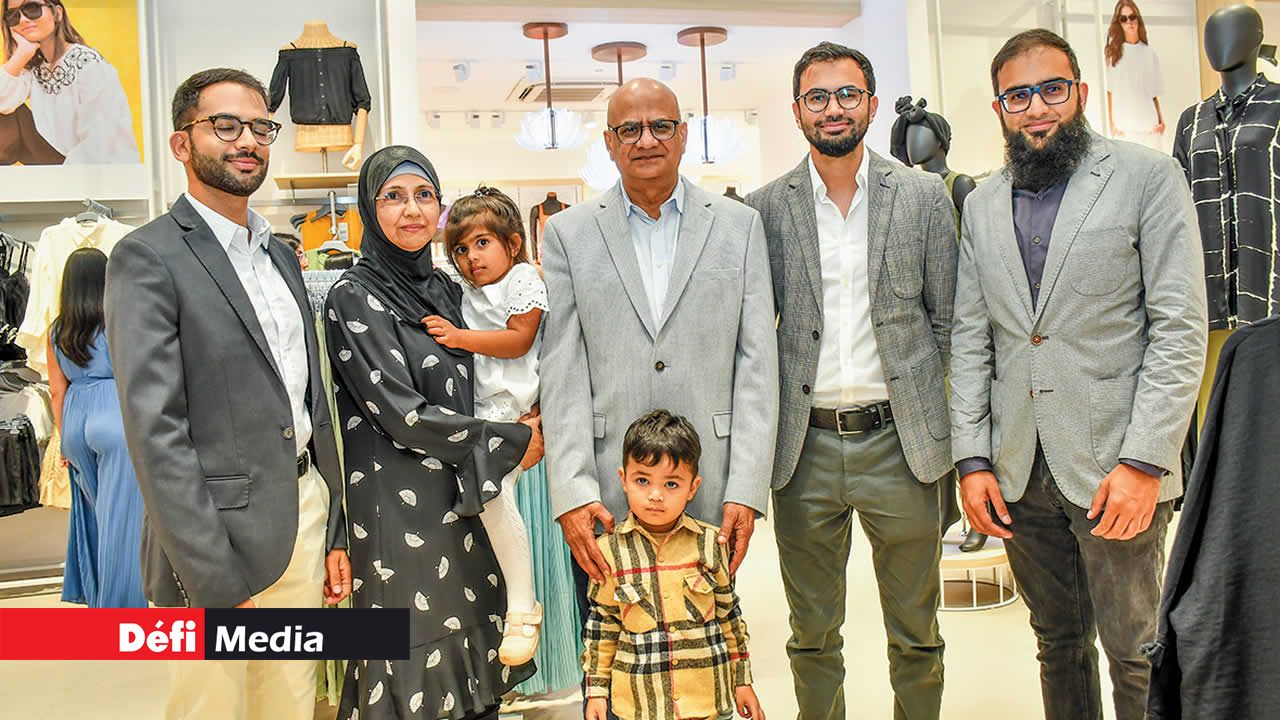 Irfaan Manjoo, directeur ; Zeenat Timol ; Saleem Manjoo, CEO de LCW ; Aasif Manjoo et Yaaseen Manjoo.