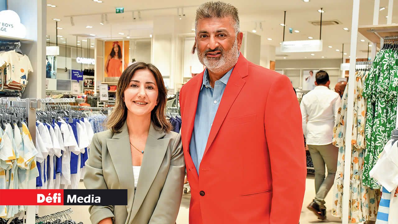 Pinar Akbulut, Franchise Operation Manager ; et Ashwani Sood, Consul honoraire de la République de la Turquie.