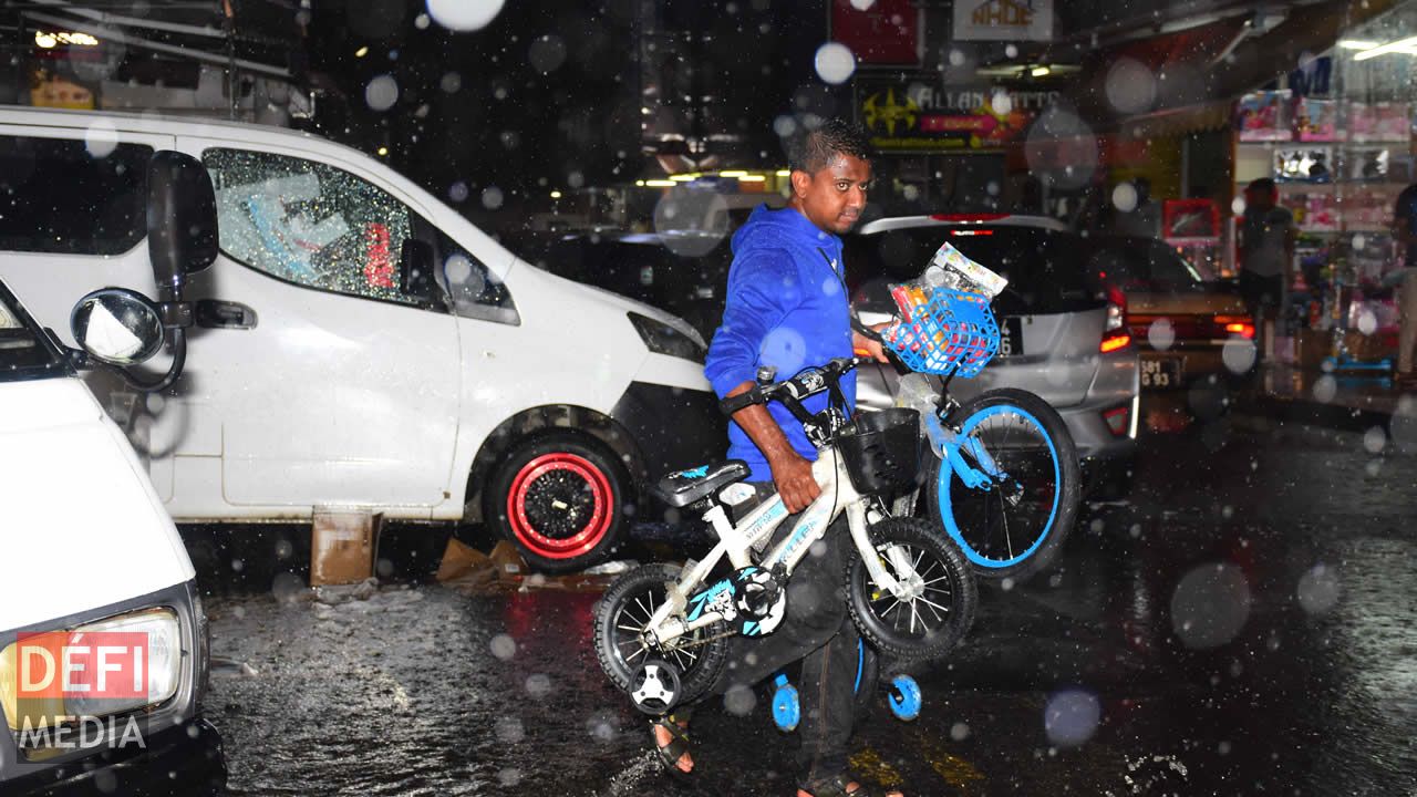 La pluie n’a pas empêché certains de faire des emplettes pour Noël.