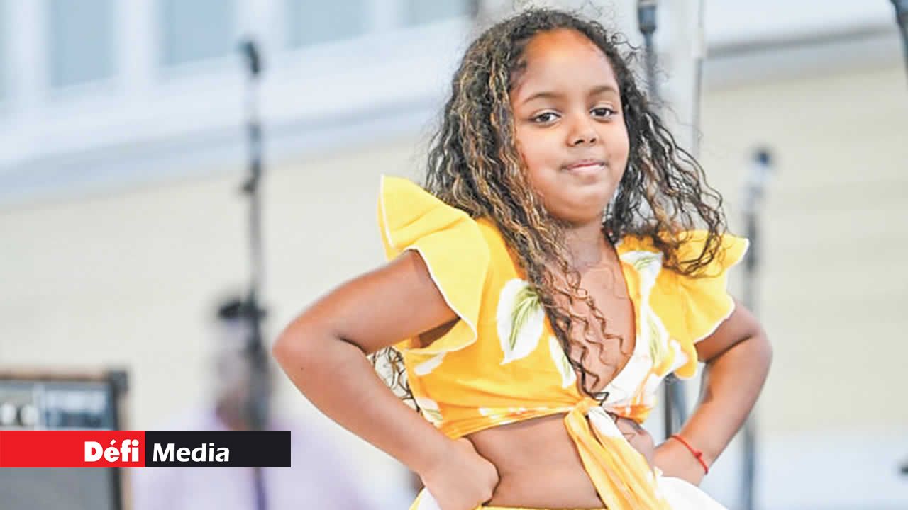 Tania et Virginie Appollon dansant le séga.