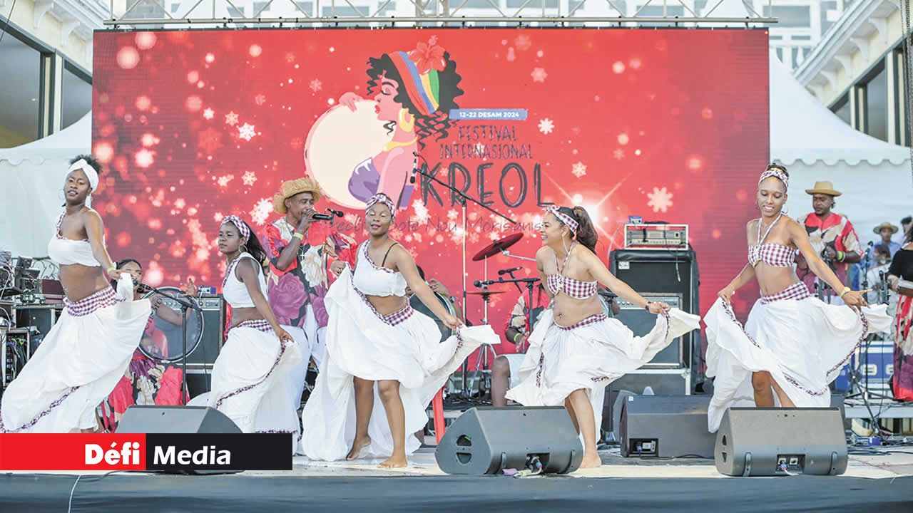 Le groupe Révélation de Chebel en pleine action sur scène.