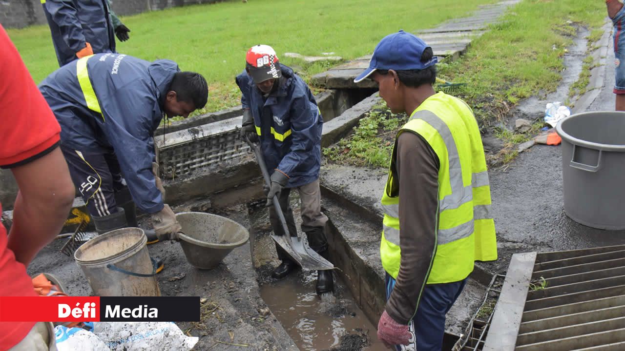 Nettoyage de drains à Vallée-des-Prêtres. Inondations et colère