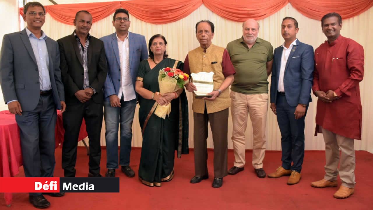 De gauche à droite : Ranjanah Daliah, PPS de la circonscription No 7 (Piton/Rivière-du-Rempart), le réalisateur Sada Rajiah, Avinash Hallooman, Executive Producer, le couple Jugnauth, Arnaud Martin, président de la Mauritius Films Development Corporation (MFDC), Raj Callychurn, CEO de Sunshine Pictures Ltd, et Vikram Jootun, directeur de la MFDC. SAJ