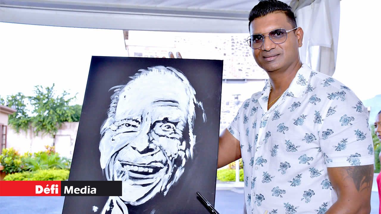 Harry Mootoosamy, artiste et dessinateur de la police, a effectué une démonstration de peinture en réalisant un portrait du défunt Serge Lebrasse en cinq minutes.