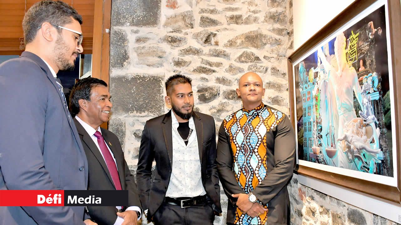 Le président de la République, Prithvirajsing Roopun, a apprécié les tableaux lors du vernissage en compagnie des membres du Centre Nelson Mandela.
