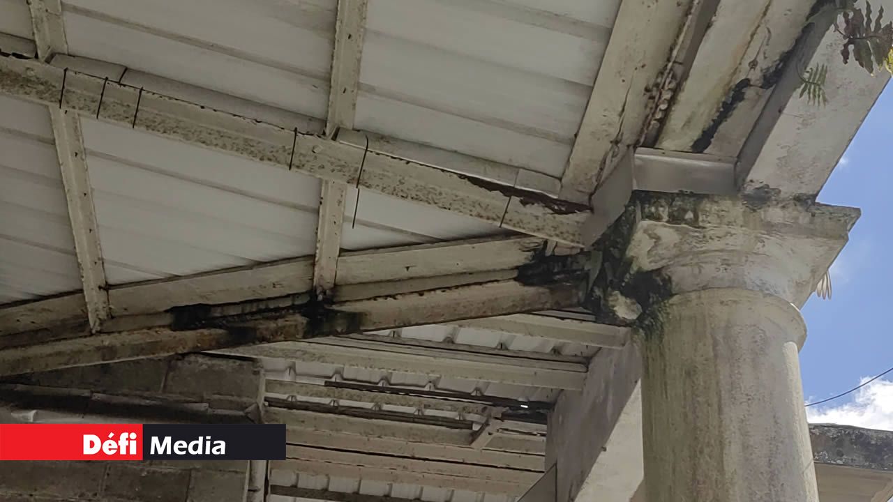 Les structures en fer de la toiture commencent à rouiller