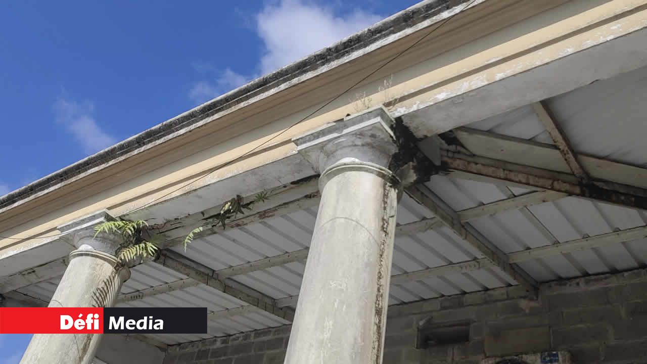 Toutes ces colonnes en béton sont dans un état déplorable.
