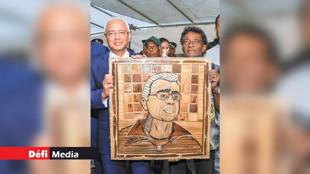 Stellio Brasse a remis au Premier ministre Pravind Jugnauth un tableau à son effigie, le 3 juin dernier.