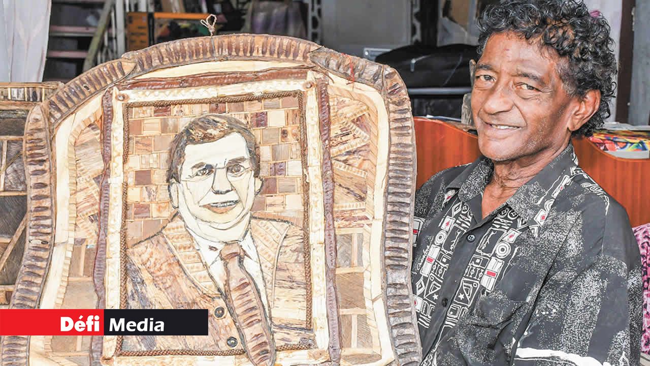 Stellio Brasse tenant le portrait de Mervin, qui est lié aux courses hippiques.