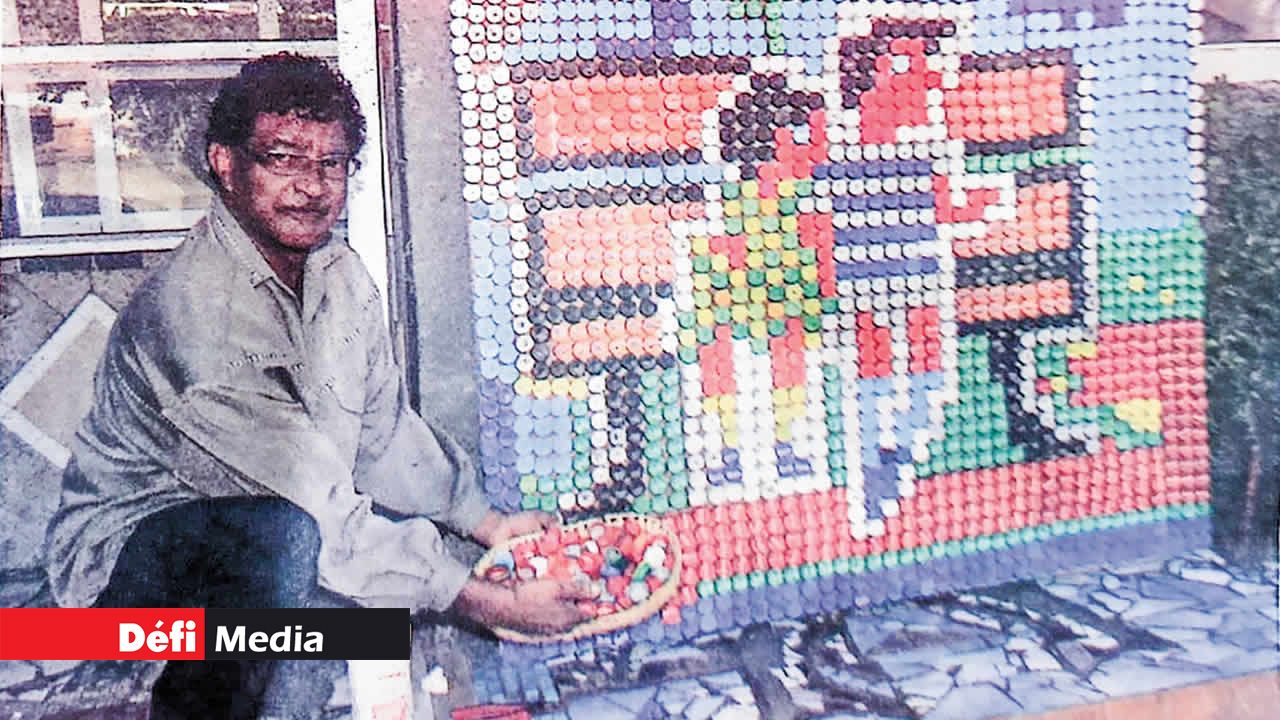 Une de ses oeuvres, composée de bouchons de différentes couleurs.