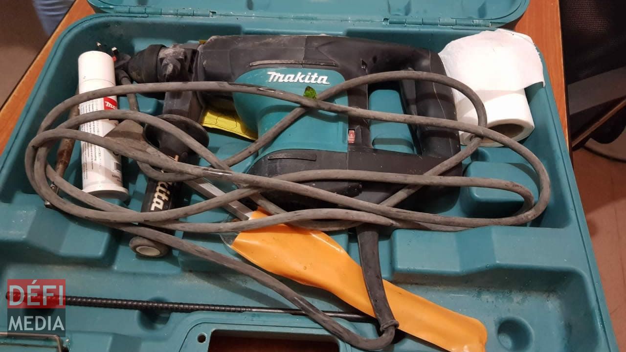 deux fusils et des cartouches de munitions