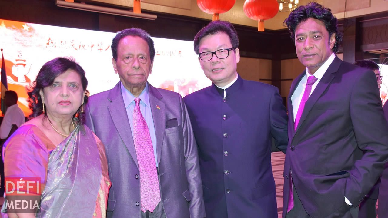 Le couple Jugnauth et Nando Bodha encadrant l’ambassadeur de Chine à Maurice, Sun Gongyi. Le couple Jugnauth et Nando Bodha encadrant l’ambassadeur de Chine à Maurice, Sun Gongyi.