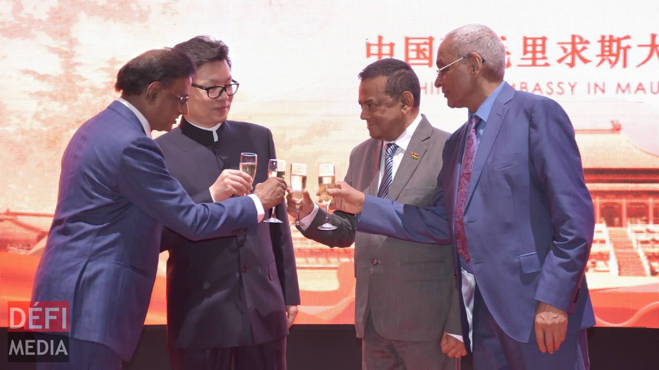 Barlen Vyapoory, l’ambassadeur Sun Gongyi, Ivan Collendavelloo et Vishnu Lutchmeenaraidoo, à l’heure du toast. Barlen Vyapoory, l’ambassadeur Sun Gongyi, Ivan Collendavelloo et Vishnu Lutchmeenaraidoo, à l’heure du toast.