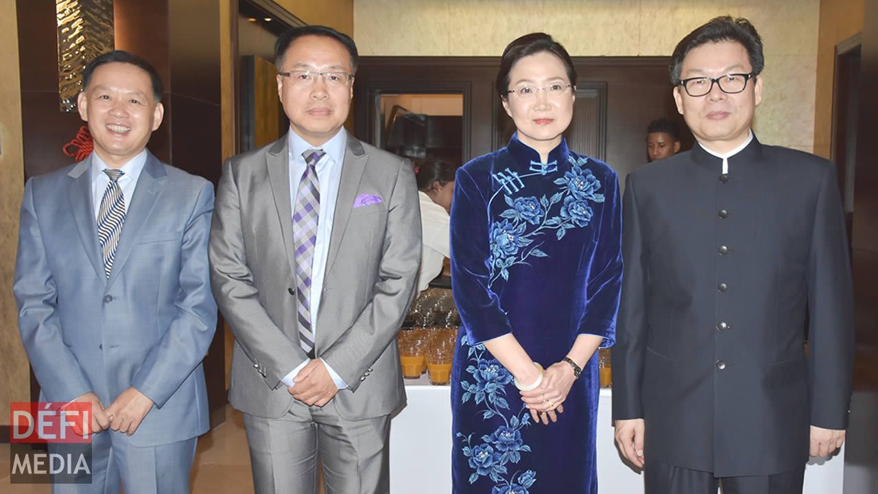 Song Yanqun, conseiller culturel auprès de l’ambassade de Chine, Gong Yufeng, conseiller politique, Wang Ju, épouse de l’ambassadeur, et Sun Gongyi. Song Yanqun, conseiller culturel auprès de l’ambassade de Chine, Gong Yufeng, conseiller politique, Wang Ju, épouse de l’ambassadeur, et Sun Gongyi.