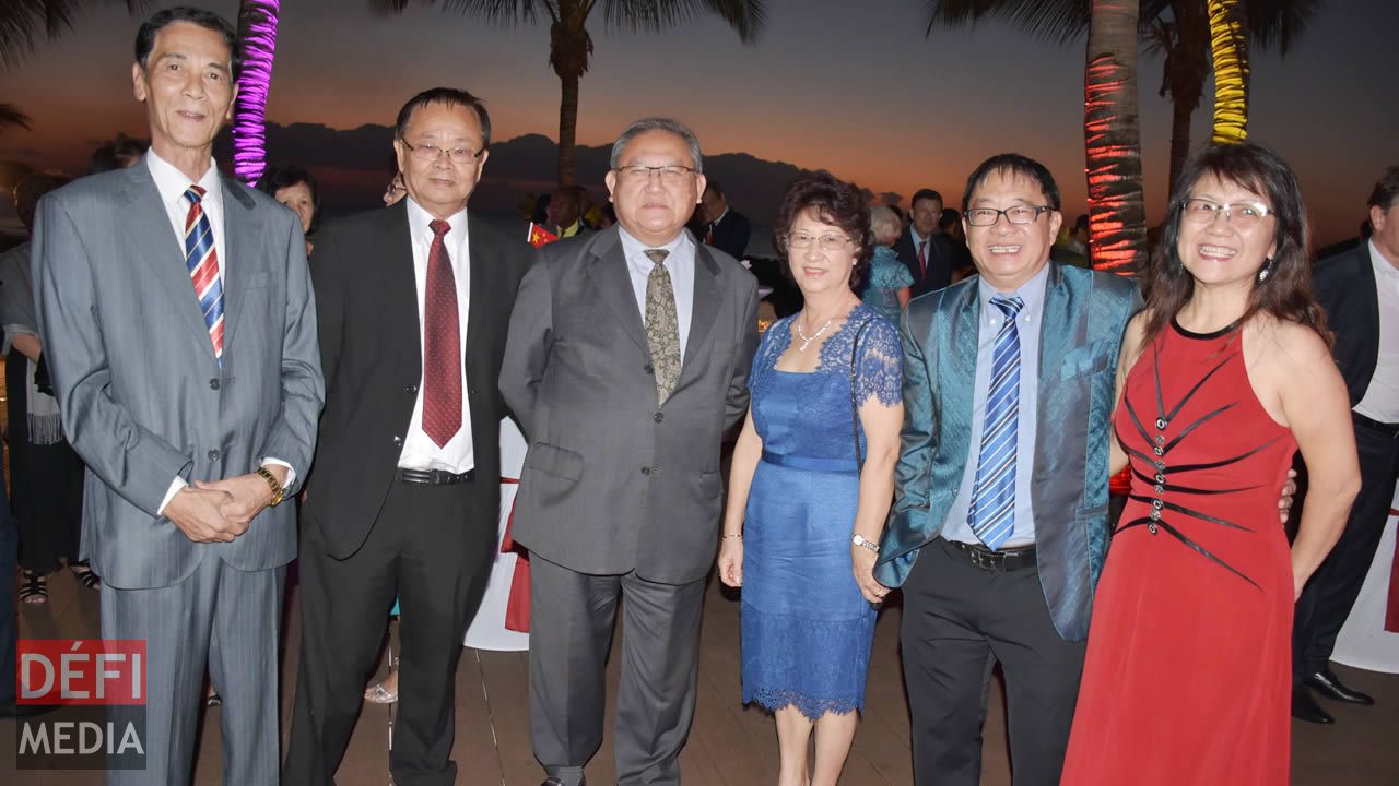 Mario Hung Wai Wing, Yves Chan Kam Lon, OSK, l’ancien chef juge Bernard Sik Yuen, Liliane Sik Yuen, Thierry Li et son épouse. Mario Hung Wai Wing, Yves Chan Kam Lon, OSK, l’ancien chef juge Bernard Sik Yuen, Liliane Sik Yuen, Thierry Li et son épouse.